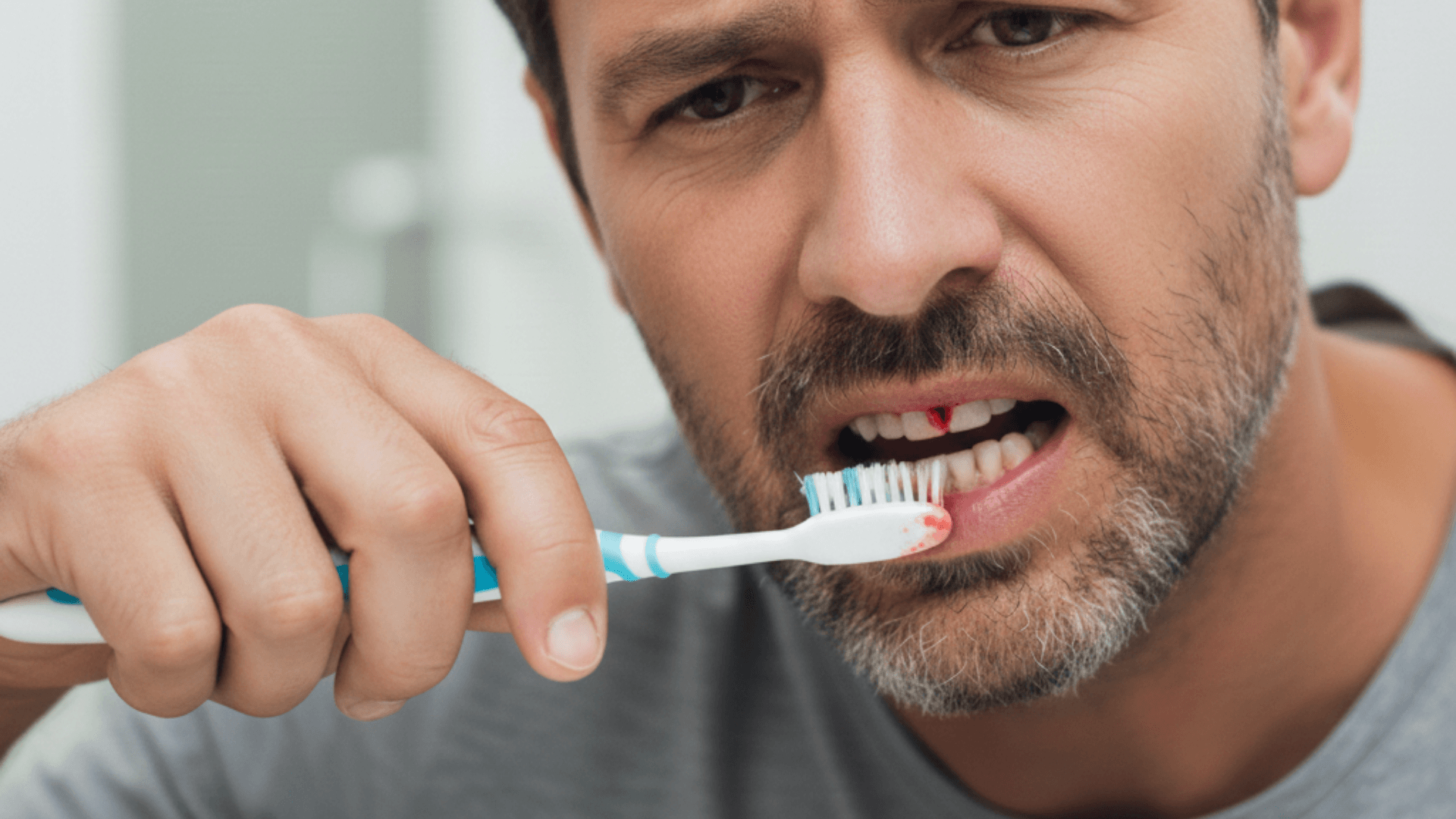 Sangrado de encías al cepillarse los dientes